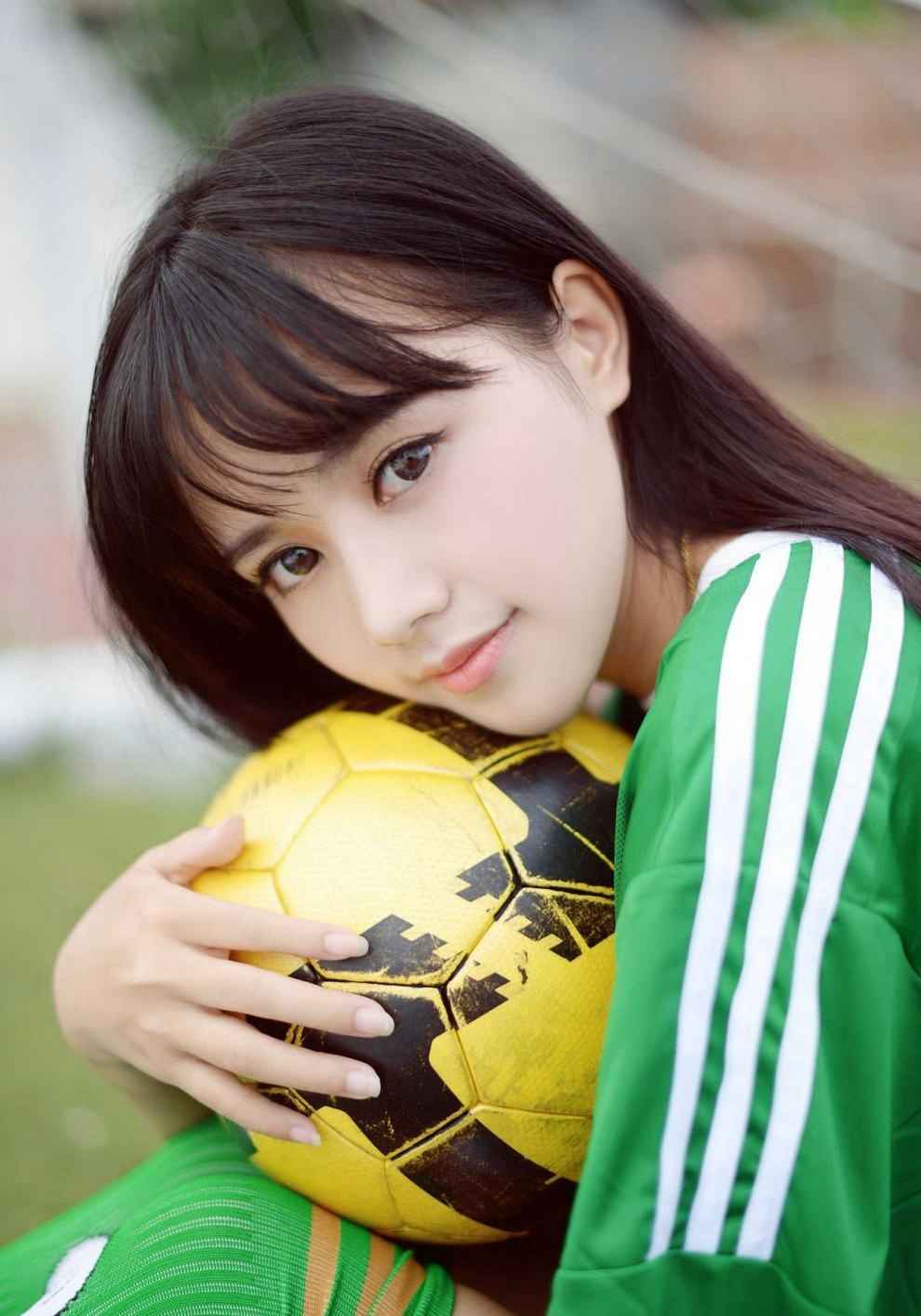 清纯丸子头女孩足球宝贝