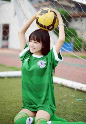 清纯丸子头女孩足球宝贝