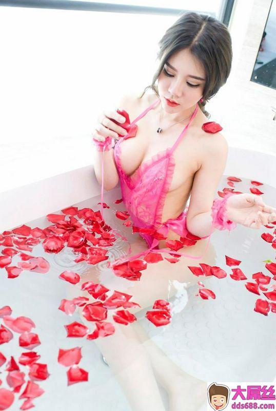 软妹子爱丽莎Lisa镂空猩红色镂空吊带浴缸玫瑰