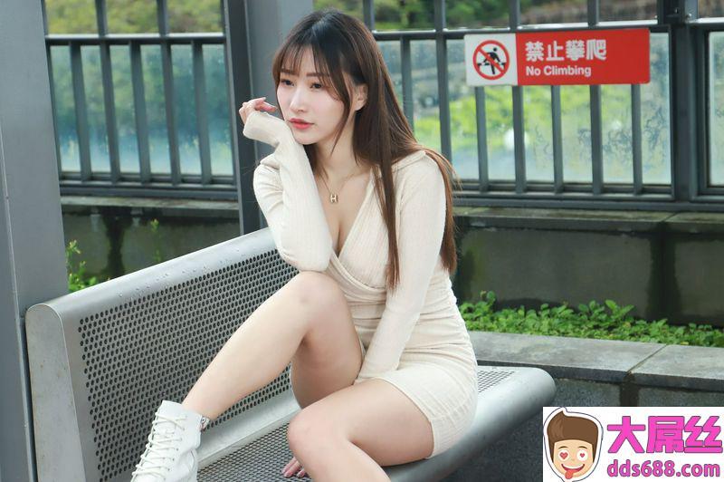 网路收集台湾美腿女郎张雅筑美少女时尚外拍二