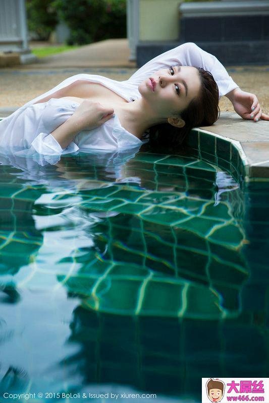 女神刘娅希泳池湿身巨乳写真